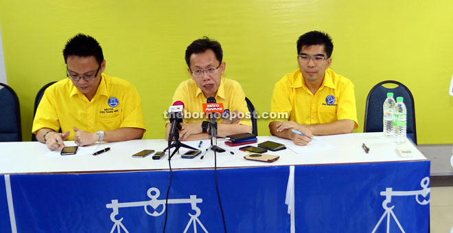 Dr Sim (centre) speaks at the news conference. Also seen are Pau (right) and Foo. — Photo by Muhammad Rais Sanusi