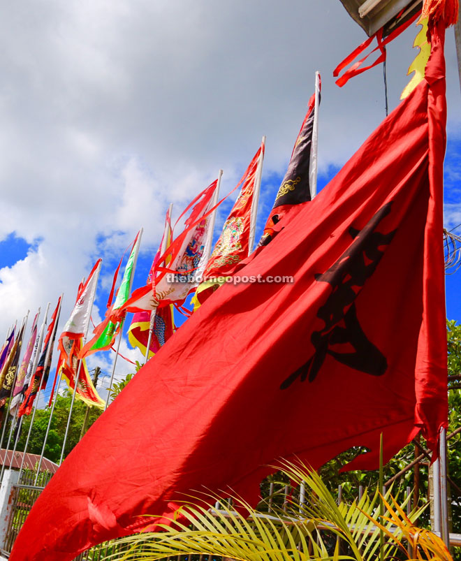 A temple flag bearing the Chinese character of ‘ba’ or ‘Par’, meaning supremacy.
