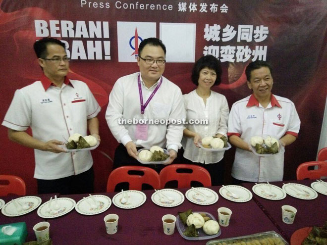The four candidates with their ‘Bao Zhong’ breakfast. From left are Yap, Chiew, Chang and Wong.