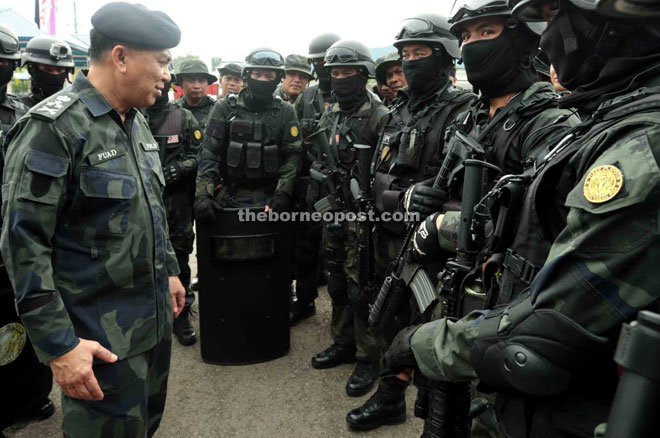 Muhammad Fuad (left) meeting some GOF personnel at the event yesterday.