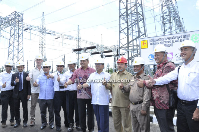 Ongkili (fi fth right) together with the Governor of West Kalimantan, Dr Cornelis M.H (fourth right) and others posing for photograph at the Bengkayang Substation.
