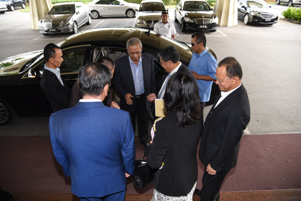 Picture shows the Chief Minister alighting from his car and received by the State Secretary and others on hand awaiting his arrival at Wisma Bapa Malaysia.