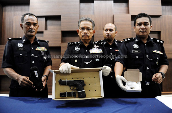 RAMPAS: Mohd Nashir (tengah) menunjukkan sepucuk pistol semi auto Pietro Baretta bersama tiga butir peluru 9mm dipercayai digunakan seorang suspek mengugut anak tirinya dalam satu kes rogol, pada sidang media di Ibu Pejabat Polis Kontinjen Kedah, di Alor Setar, semalam. — Gambar Bernama