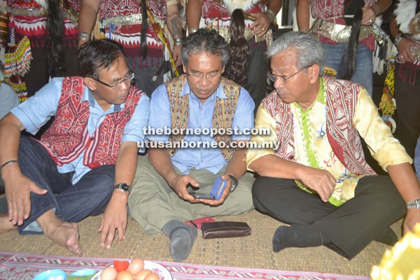 RASMI: Masing (kanan) bersama para kenamaan yang lain semasa perasmian Bazar Gawai Dayak Kapit 2016, baru-baru ini.