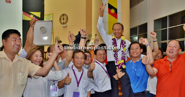 Tiong with his supporters hoisting him in jubilant mood.