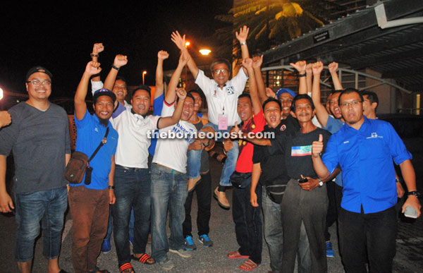 Dr Annuar and his supporters celebrate the win. 