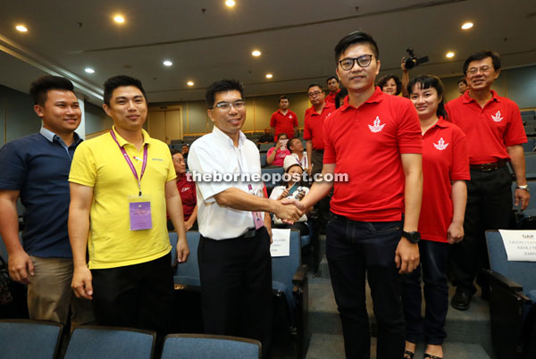 Wong (right) shakes hands with Pau after the results were announced.