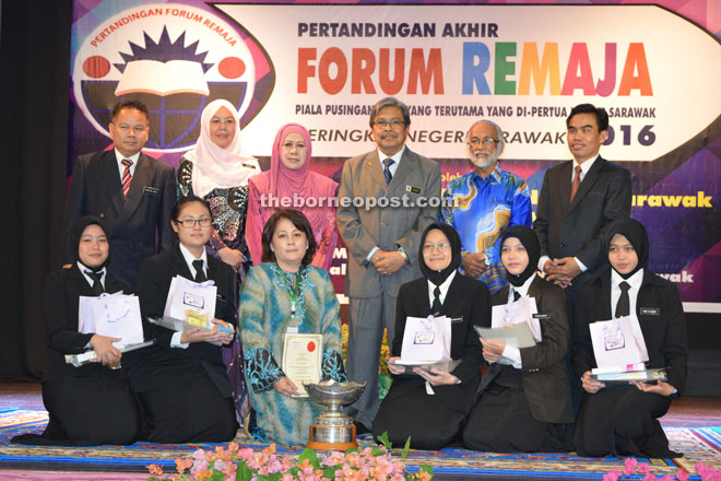 The champion team from SMK Sri Aman with Abdul Adzis (standing third right), Adi Badiozaman (standing second right) and other officials. 