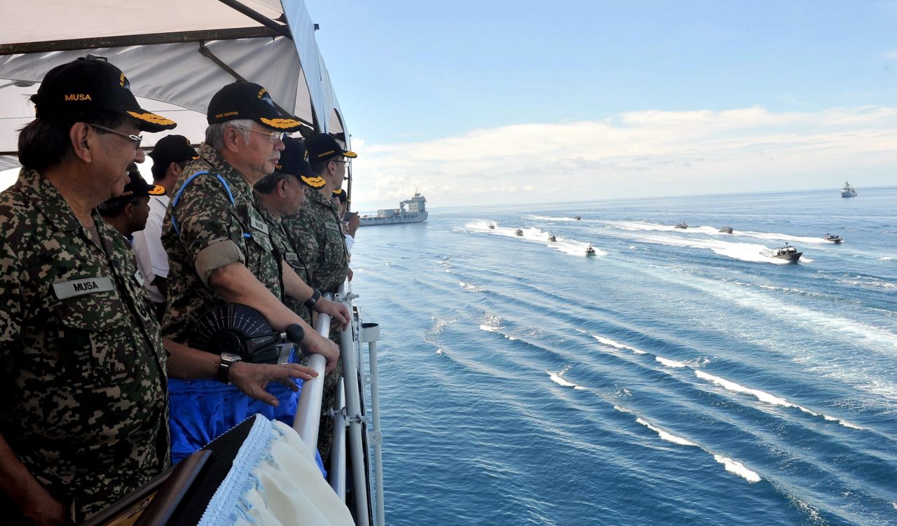 SEMPORNA, 28 Mei -- Perdana Menteri Datuk Seri Najib Tun Razak bersama Ketua Menteri Sabah Datuk Seri Musa Aman melihat perarakan bot peronda Tentera Laut Diraja Malaysia (TLDM) selepas melakukan perasmian Pangkalan Laut Tun Sharifah Rodziah di Semporna, Sabtu Pangkalan laut ini merupakan cetusan idea Menteri Pertahanan Datuk Seri Hishamuddin Tun Hussin sejak insiden pencerobohan Tanduo Lahad Datu dua tahun lepas. --fotoBERNAMA(2016) HAK CIPTA TERPELIHARA