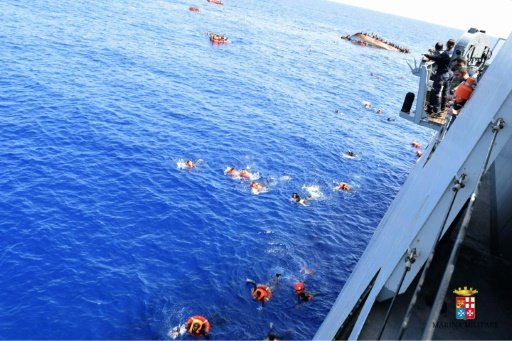 This handout picture released on May 25, 2016 by the Italian Navy (Marina Militare) shows the shipwreck of an overcrowded boat of migrants off the Libyan coast -Marina Militare / HO/AFP photo