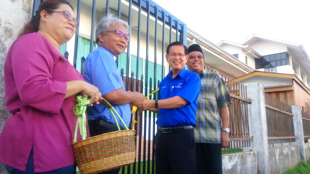 Lee (second right) cutting the ribbon on the newly constructed gate of the church which opens to the new carpark. 