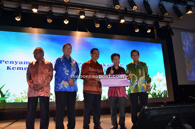 Mohammad (third left) presenting the financial assistance of RM65 million from Ministry of Urban Wellbeing, Housing and Local Government to Dr Sim while Lee (right), Abdul Rahman (left) and Lai (second left) look on.