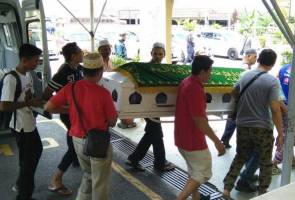 Family members carrying the late cyclists' casket.