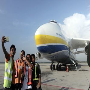 KUALA LUMPUR, 14 Mei -- Petugas di lapangan terbang tidak melepaskan peluang berselfie bersama pesawat terbesar di dunia, Antonov An-225 Mriya yang memasuki ruang letak pesawat setelah selamat mendarat bagi mengisi minyak di Lapangan Terbang Antarabangsa Kuala Lumpur (KLIA) hari ini.  Pesawat itu dilengkapi 6 enjin, 32 buah tayar dan seberat 640 tan.?--fotoBERNAMA (2016) HAK CIPTA TERPELIHARA