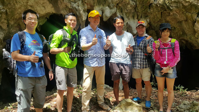 Teo (third left), Lam (third right) and TVB crew at the natural limestone cave. 