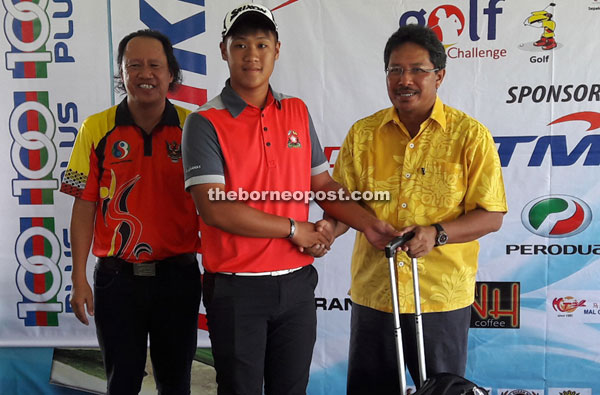 Bernard Yeo (centre) receives his prize from Misnu while MS3 Golf Sdn Bhd consultant Wilsen Leong looks on.
