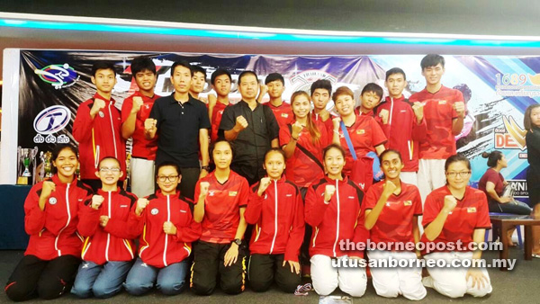 CEMERLANG: Atlet Sarawak bersama (barisan kedua tiga kiri) Kochphoom dan Tan membuktikan kecemerlangan di Bangkok, Thailand.