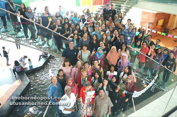 KENANGAN: Gambar secara kumpulan bersama pengarah-pengarah festival, ahli jawatankuasa, pencerita, penulis, pelukis ilustrasi, penghibur dan pelajar SEGi Sarawak.