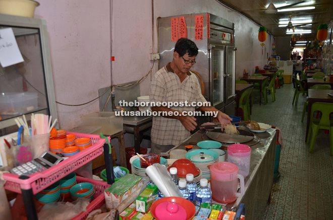 Ah Lam preparing kolok mee in his shop Cafe Lee Hua.