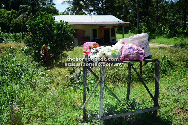 Makeshift garbage bin found along the road to Kanowit. 