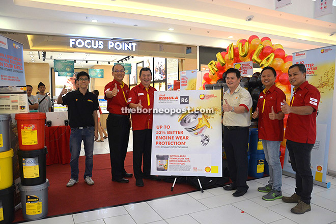 Choo (third left) and King (third right) unveil a banner to introduce the new range of Shell Rimula products witnessed by KTS staff. 