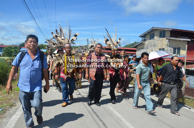 Aaron (third left), Tuai Rumah Ron (second left) with KGS members on his arrival at Nanga Ngungun.