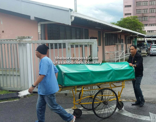The body of the deceased being wheeled to the SGH mortuary.