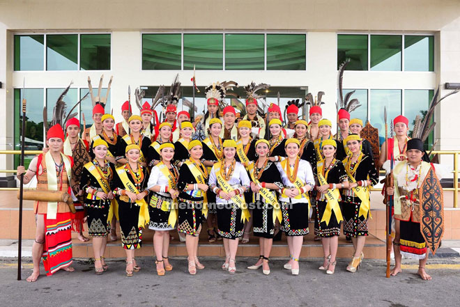 Finalists of the beauty pageant and warrior contest or ‘Ruran Ulung’ (winner: Angela Maria Frank) and ‘Padan Liu Burung’ (winner: Octavien Pagag) with 40 delegates vying for the prize title worth RM15,000.