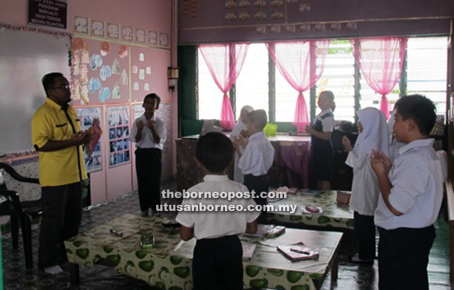 Muslim students of SJK Chung Hua Spaoh take their religious lesson. 