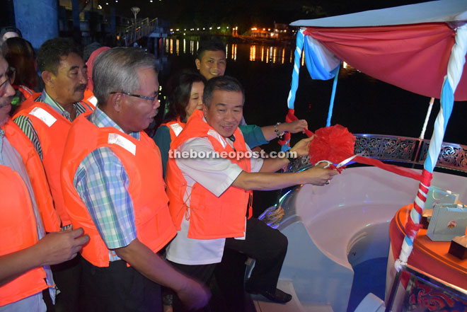 Naroden cuts the ribbon to mark the soft launch of Ooha Donut Boat Ride service.