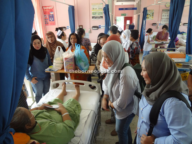 Rhohanniza, Salbiah, Wendy (left) and others visiting Rugayah at Serian Hospital. 