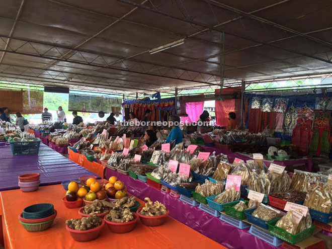 The Lachau Bazaar wet market which offers a wide array of products and jungle produce has become an important trading centre along the busy Kuching-Serian Road.
