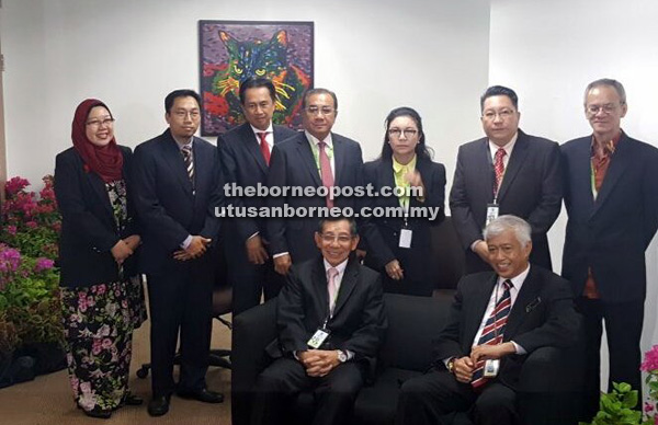 BAHARU: Abang Abdul Wahap (duduk kanan) dan Ismawi (duduk kiri) bersama ahli Dewan DBKU lain bagi penggal 2016-2019 merakam kenangan selepas mesyuarat pertama diadakan di Kuching, semalam.