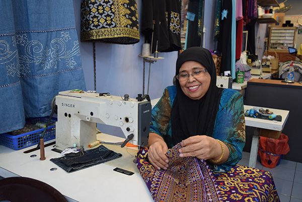 Owner of Aleia Boutique, known only as Puan Hajijah, has been in the Baju Kurung tailoring business for many years. She has been running her shop in Miri for almost 15 years.