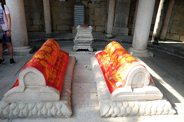 The oldest Islamic Holy Tomb in China is located in Quanzhou city. Above photo is the Muslim cemetery and the plaque showing the year 1322 when the tomb was renovated.