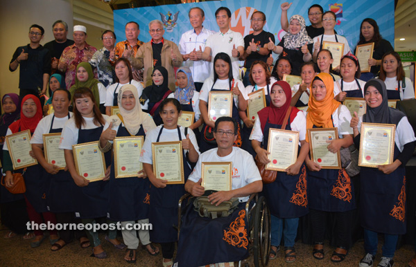 (From sixth left, back row) Abang Shamshudin, Tiong, Hii and others posing for a photo session. 