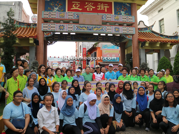 SMK St Mary students and their teachers with the Datuk Bandar and DBKU officials. 