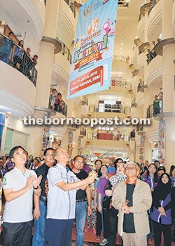 Tiong (third left) officiates at the mini carnival for UMK 2016 (central region) at the lobby of Wisman Sanyan here while Hii (left), Abang Shamshudin (right) and others look on.