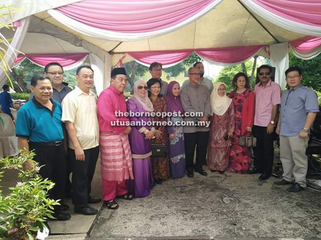 Jainab (fifth left) with her guests including Youth and Sports Minister Datuk Tawfiq Abu Bakar Titingan at her Hari Raya open house at Jalan Belunu yesterday. 