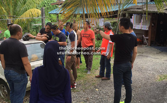 OPS LEJANG: Pasukan D4 dan D7 ketika melakukan pemeriksaan dan tangkapan di Kampung Bahagia Jaya, Teku petang kelmarin. 