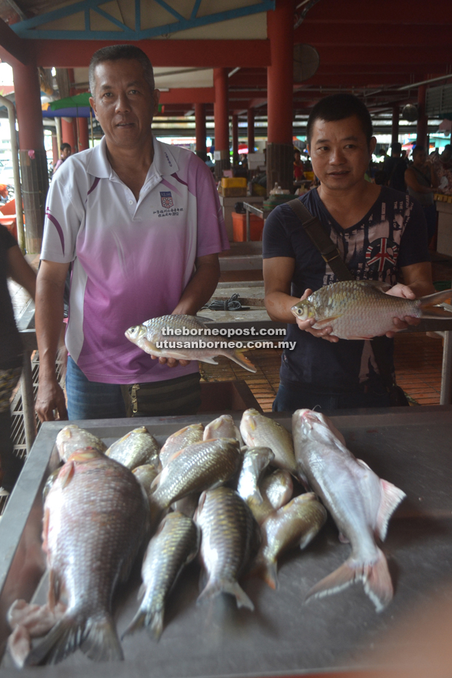 Loh (right) and fellow fishmonger Wong Ting Seng promote freshly-caught ‘tengadak’.