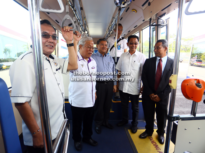 Manyin (second left) and Morshidi (centre) inspecting the interior of one of the buses after the handover ceremony. They are accompanied by Awang Bemee (left), Abdul Karim (second right) and Mohd Azam. 