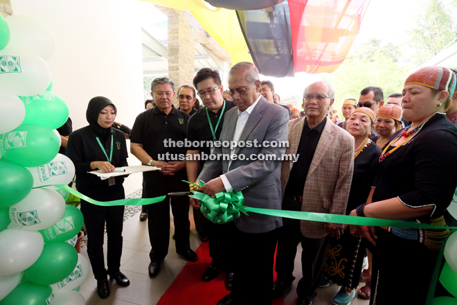 Adenan cuts a ribbon to mark the launching of SBC’s Integrated Biodiversity Research Building.