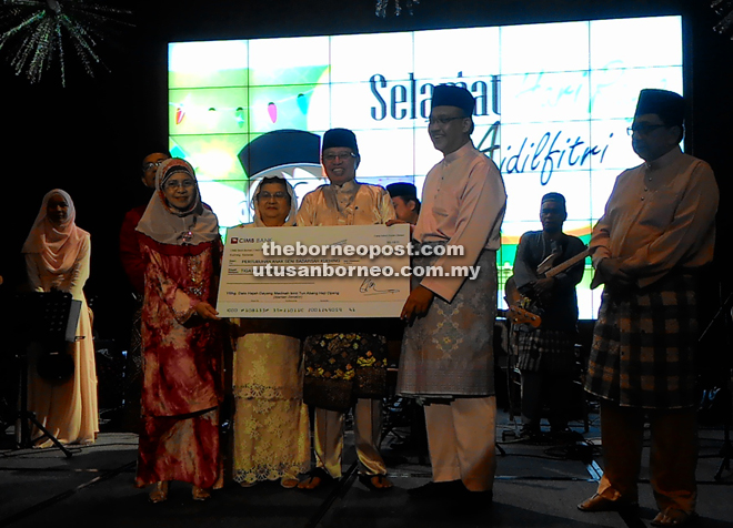 Abang Johari witnessing the cheque handing over ceremony from Madinah to Abdul Rahman. Jumaani is on Abang Johari’s right.