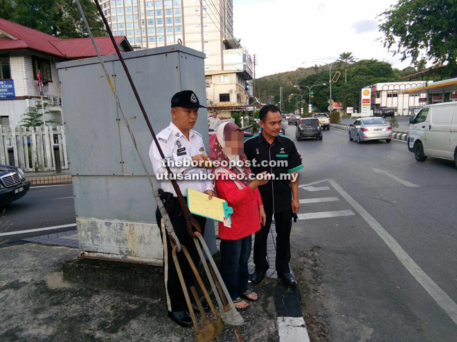 A policeman speaks to the woman car driver on how the incident happened.