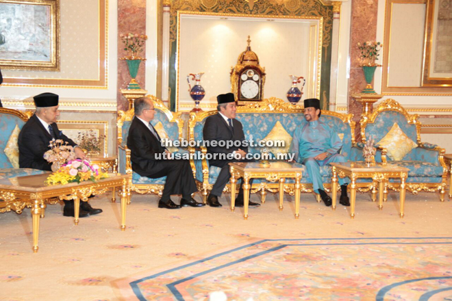 (From right) Sultan Hassanal Bolkiah grants audience to Awang Tengah and Uggah at Istana Darul Iman in Brunei. Looking on is Malaysian Ambassador to Brunei, Datuk Ghulam Jelani Khanizaman. 