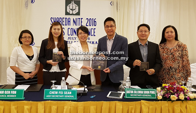 Chua (third right) and Chew (third left) with Kah (second left), Chai (second right) and the Shareda team at the Shareda Nite 2016 Black & Gold ‘A Midas Touch’ press conference yesterday.