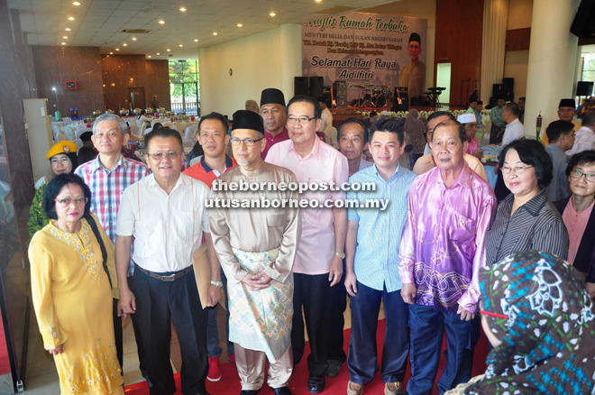 Tawfiq (third left) with the Chinese community at the Hari Raya open house.