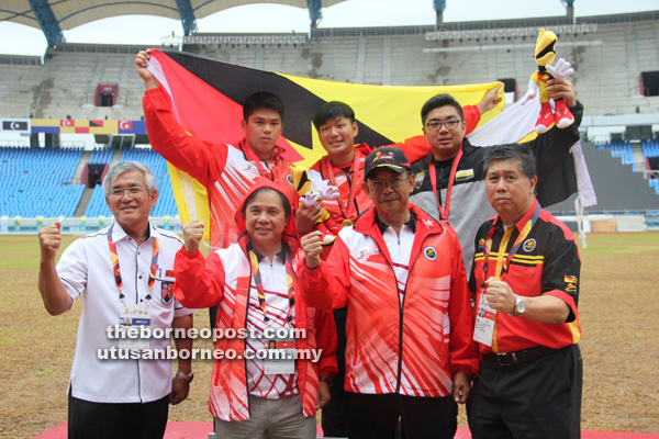 CEMERLANG: Abdul Karim (dua kanan) bersama pegawai-pegawai sukan dan atlet Sarawak meraikan kejayaan pada SUKMA XVIII.