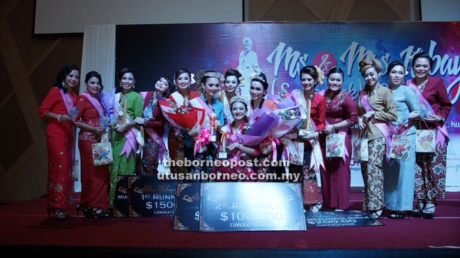 Miss Malaysia Kebaya Sarawak 2016 Carmila (seated) with 13 other contestants. 
